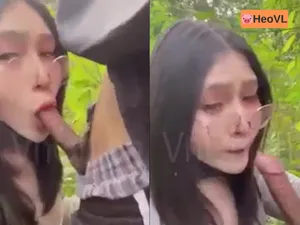 đi dã ngoại tiện đụ bạn gái ở trong rừng