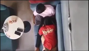 Quay lén người tình bú mút cho bạn gái nơi công cộng