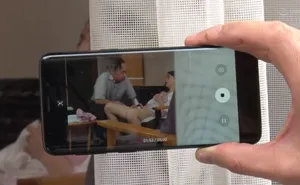 Người yêu của con trai gian díu với bố người chồng bị gã sếp khu phố phát hiện